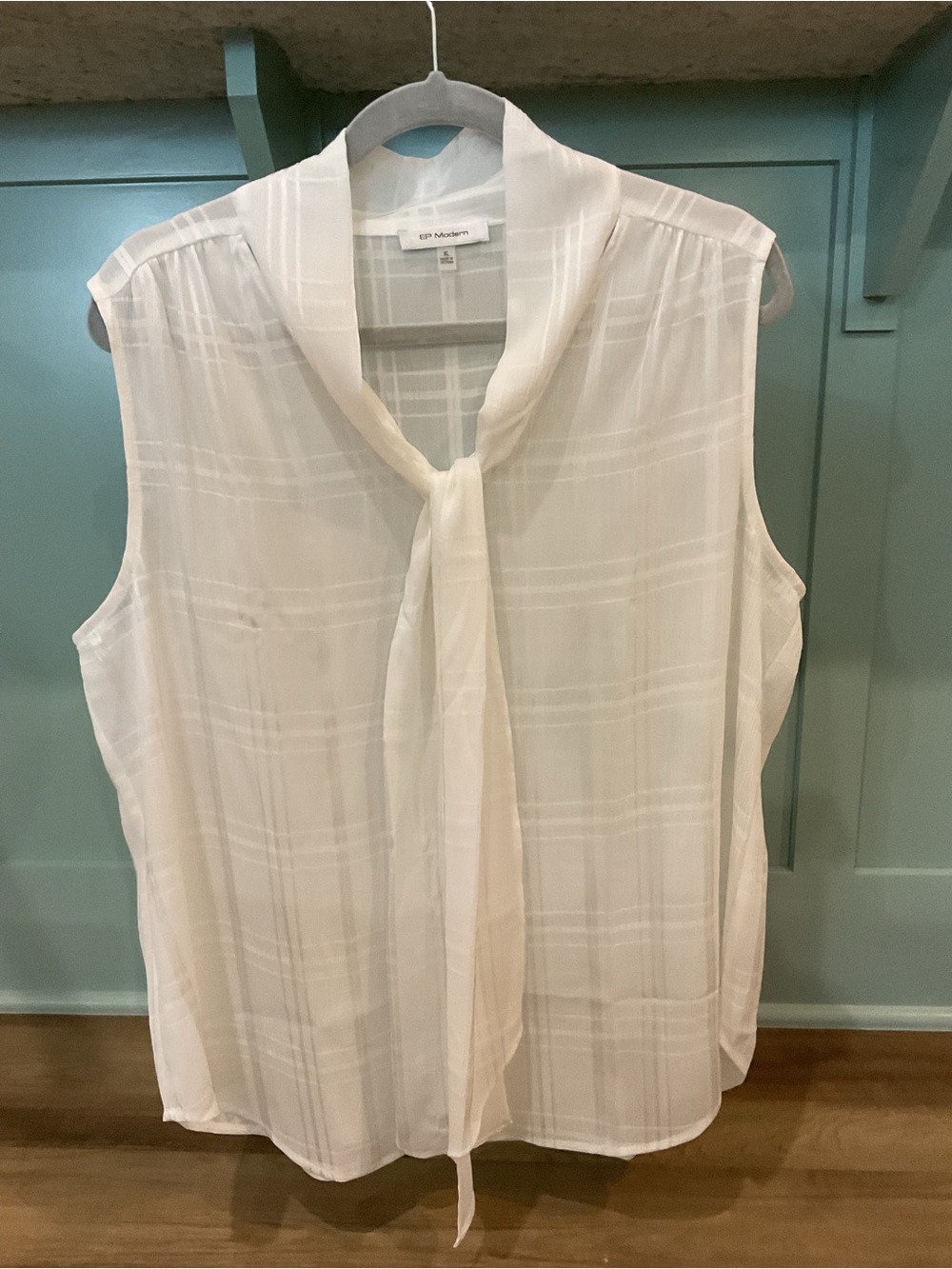 NWOT Evan Picone White Sleeveless Tie-Neck Blouse
